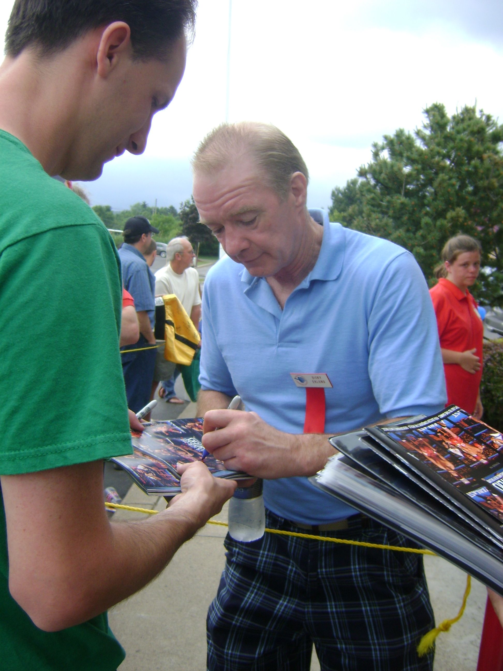 Dicky Ecklund signing autograph